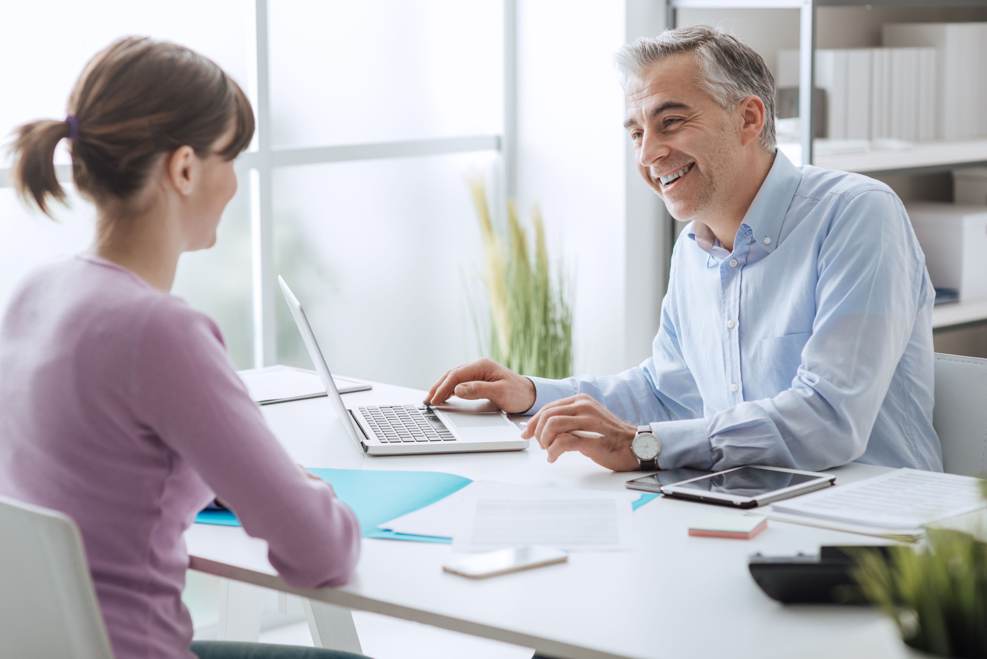 Advisor meeting with a customer